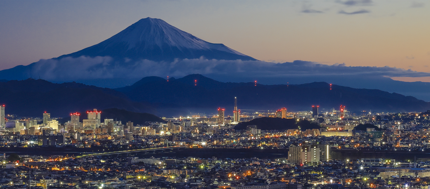 静岡市から見た光り始めた夜景と富士山の写真