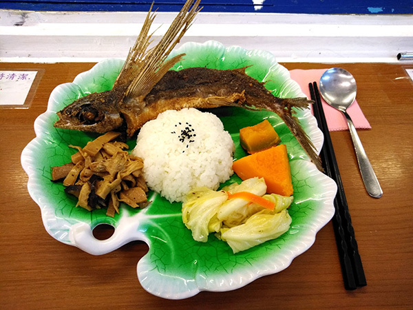 写真:トビウオのフライ定食