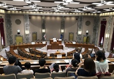 写真:県議会本会議場見学の様子