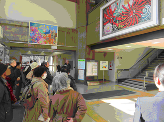 写真:館内めぐりの様子
