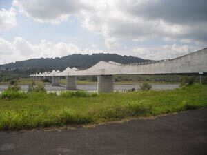 写真:大井川右岸の上流部