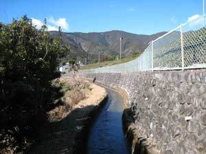 写真:地区内を流下する地名用水