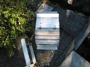写真:用水路に設置される里芋洗い機