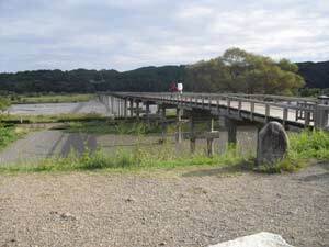 写真:下流から望む蓬莱橋