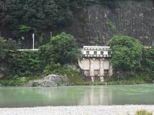 写真:対岸より望む旧取入口