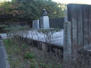 写真:金原明善記念碑