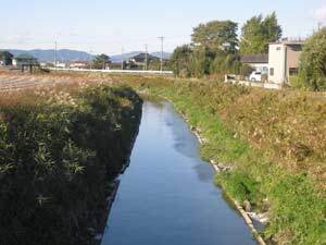 写真:堰間に於ける水路の状況
