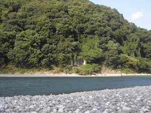 写真:対岸より取入口を望む(遠景)