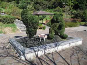 写真:隣接する公園(入り口付近)