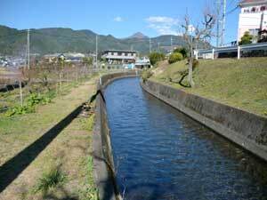 写真:三澤寺前を流れる安居山用水1