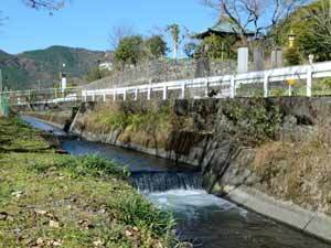 写真:三澤寺前を流れる安居山用水2