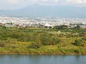 写真:東名高速富士川SAから望む雁堤