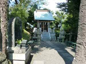 写真:護所神社と人柱供養塔