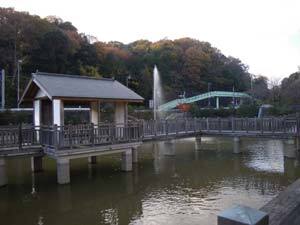 写真:噴水と通路