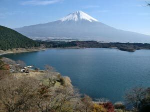 写真:展望台より見る田貫湖と富士