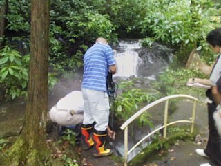写真:湧水量調査