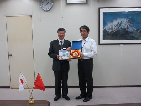 写真:馬在学局長(左)と私(健康福祉部長(右)
