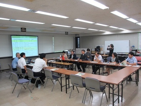 写真:県の施策説明を受ける湖北省訪問団