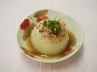 写真:まるっと玉ねぎの肉詰め煮