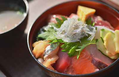 写真:生シラスの海鮮丼