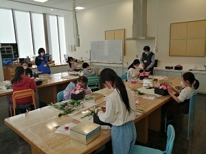 写真:フラワーアレンジメントを作る様子