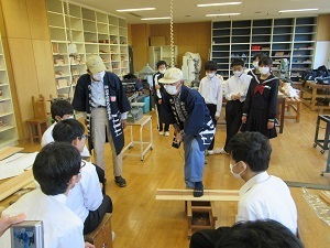 写真:本立てを作成する様子