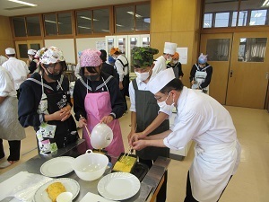 写真:玉子焼きを作る様子