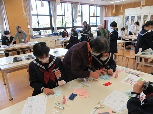 写真:コサージュを作る様子
