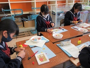 写真:アートモザイク作成の様子