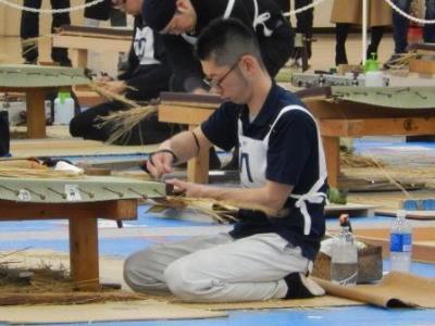 写真:畳製作 競技の様子