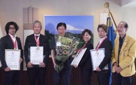 写真：知事と選手の皆さん