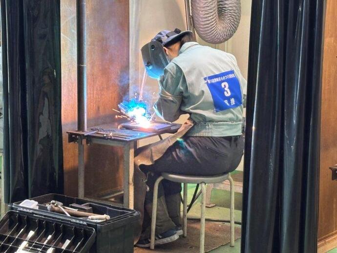 写真：溶接　高校生3