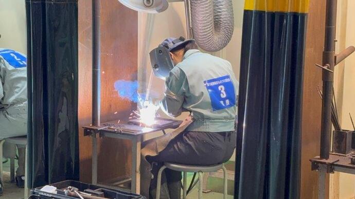 写真：溶接　高校生5