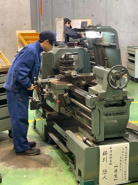 写真：旋盤　高校生2