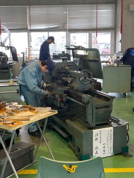 写真：旋盤　高校生3