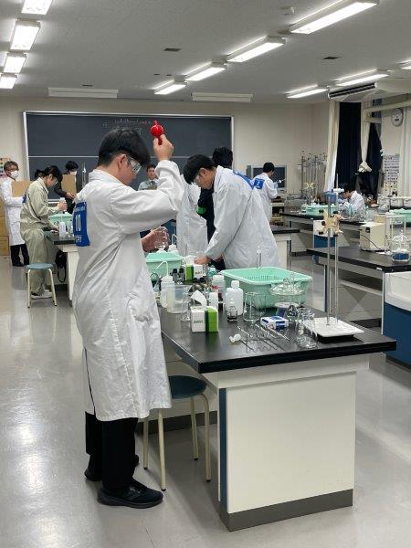 写真：化学分析　高校生1