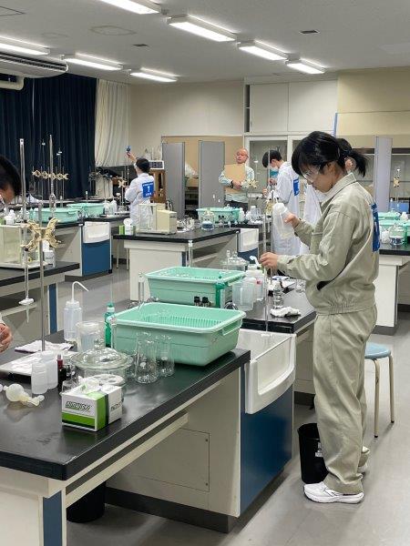 写真：化学分析　高校生2