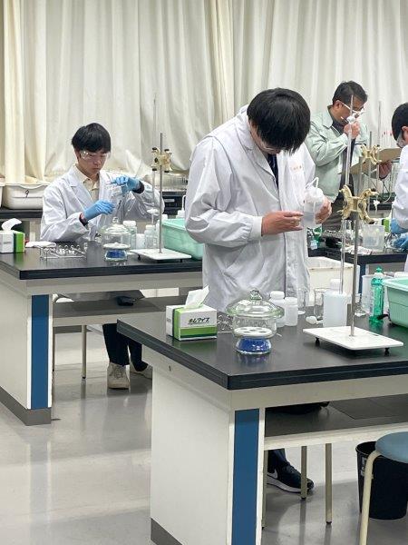 写真：化学分析　高校生3