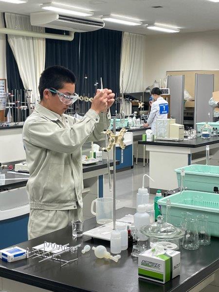 写真：化学分析　高校生4