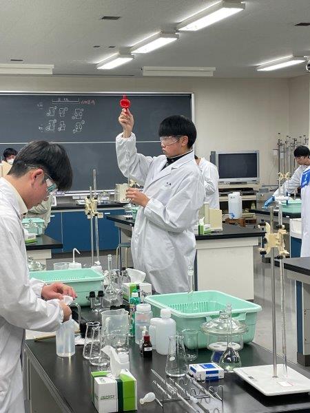 写真：化学分析　高校生5