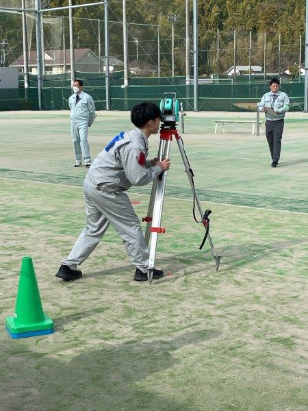 写真：測量　高校生2