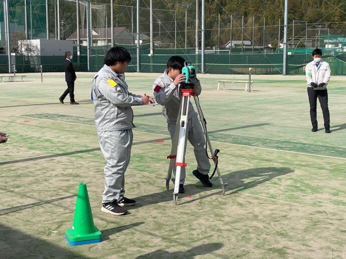 写真：測量　高校生4