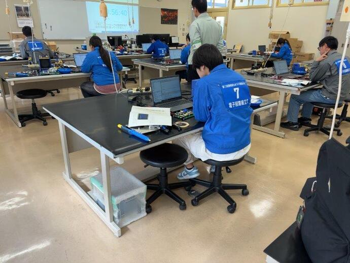 写真：電子回路組立て　総合4