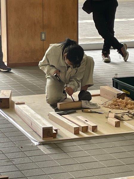 写真：木材加工　高校生2