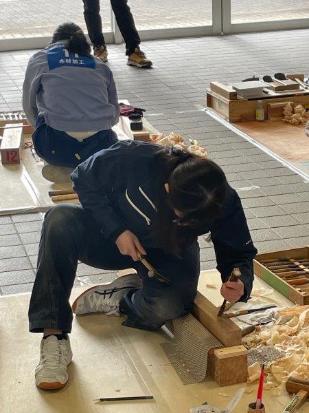写真：木材加工　高校生3