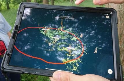 写真:タブレットを用いた森林管理