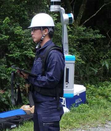 写真:地上レーザ機器を扱う作業員