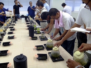 写真:品質を確かめる互評会の様子