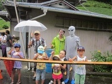 写真:変装して盛り上げる静大生やOB