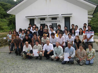 写真:ボランティア活動に取組む学生